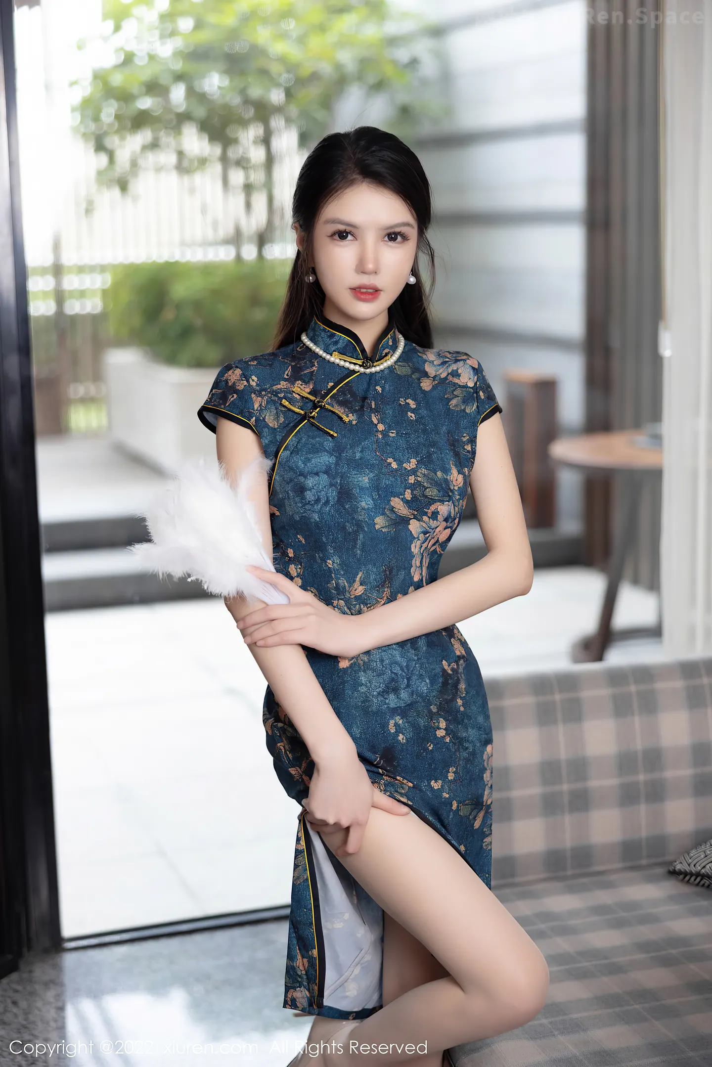 图片[4]-[XiuRen秀人网] VOL.5658 模特媛媛酱belle私房脱旗袍露轻透蕾丝内衣配超薄肉丝诱惑写真58P-秀人网官方网站